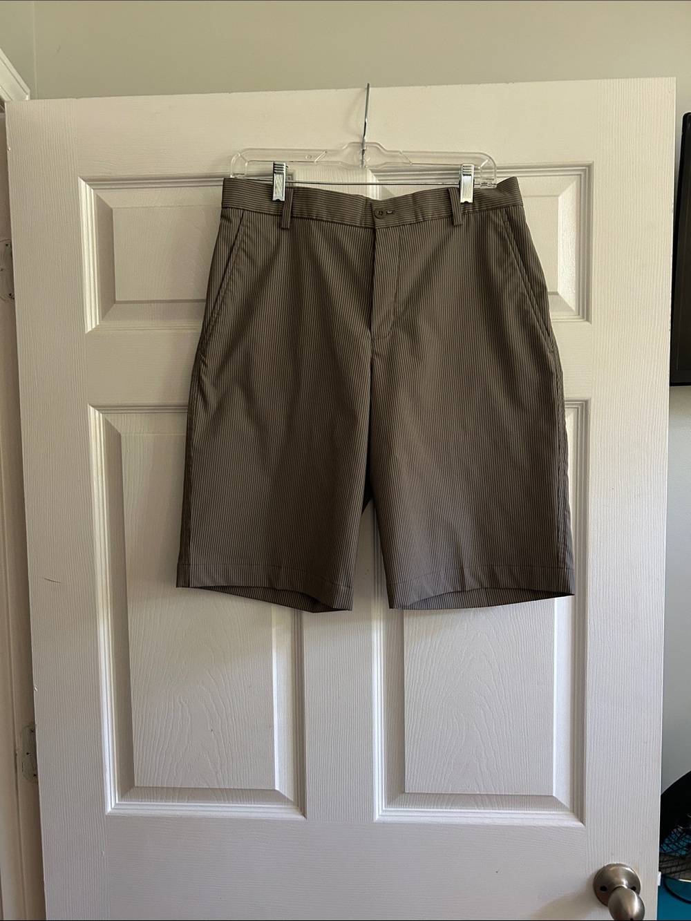 Men's Taupe Flat-Front Nike Golf or dress Shorts